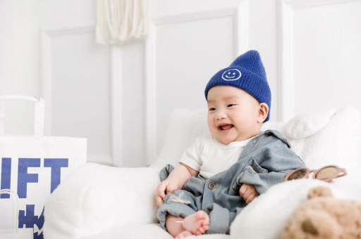 晋中宝宝吃奶蹬腿烦躁扭动